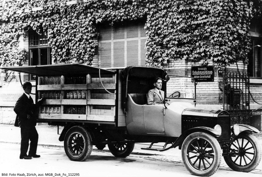 FordT-Modell ca. 1927, Erster Migros-Verkaufswagen mit Chauffeur 