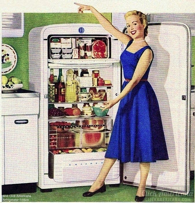 50er Jahre-Model posiert vor Kühlschrank, Refrigerator Lady